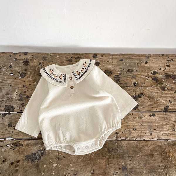 ENTERIZO CUELLO BORDADO CREMA