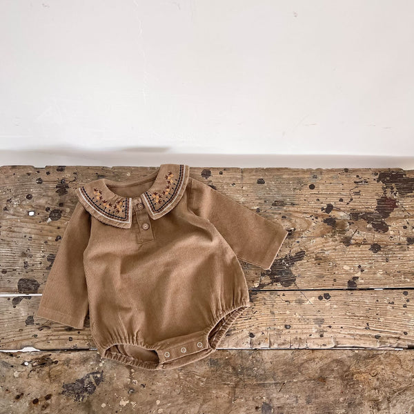 ENTERIZO CUELLO BORDADO CAFÉ
