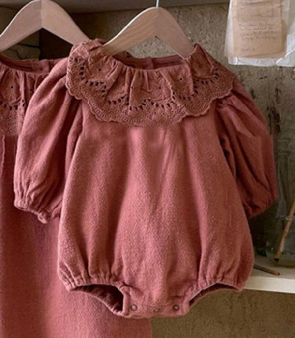 ENTERIZO CUELLO MANTEL  FONDO ENTERO ROJO